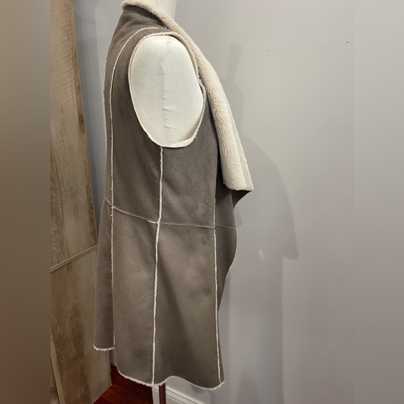 Dolce Cabo Faux Fur Vest - Picture 3 of 8